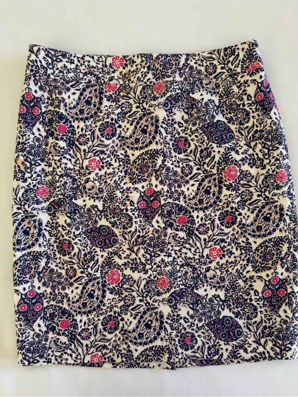Ann Taylor pencil skirt size 2P. EUC. Vibrant print of navy blue/cream/pink.